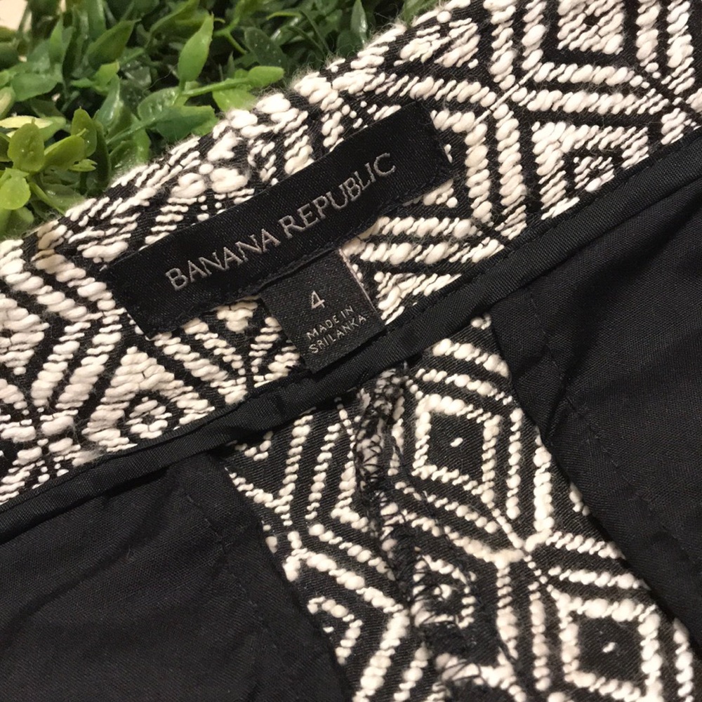 ⬇️ Banana Republic - Black & White Shorts - 4 - Picture 4 of 8